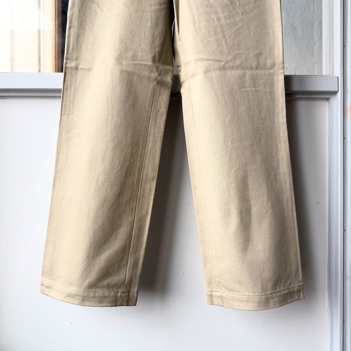 AURALEE WASHED FINX CHINO BELTED PANTS | Less