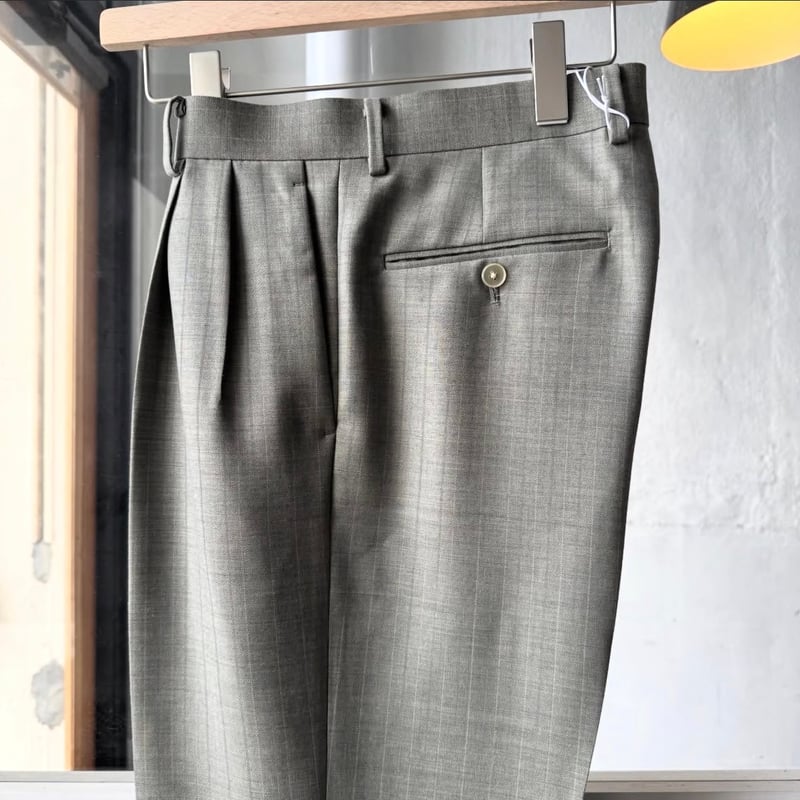 AURALEE BLUEFACED WOOL TWO-TUCK SLACKS | Less