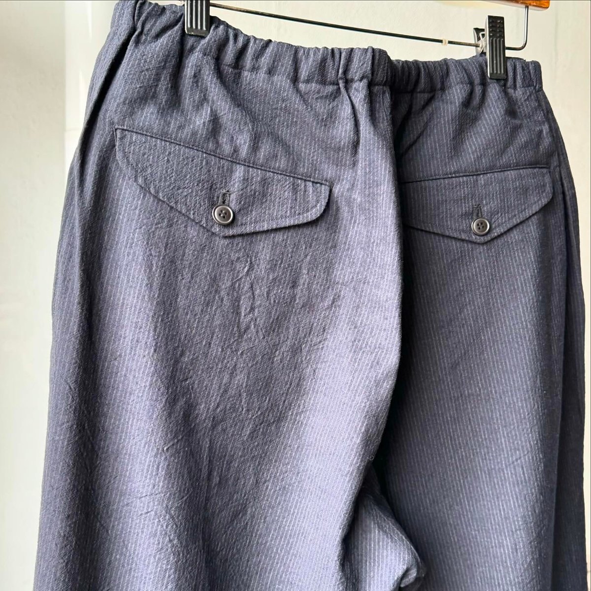COMOLI ウール ニータックパンツ | Less Higashikawa COMOLI ウール ニータックパンツ | Less Higashikawa
