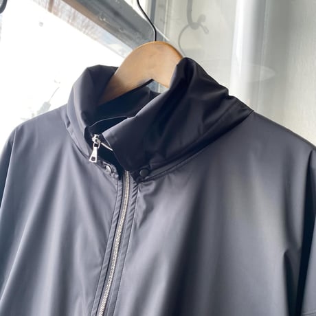 AURALEE　HARD TWIST POLYESTER SATIN LAMINATE ZIP BLOUSON