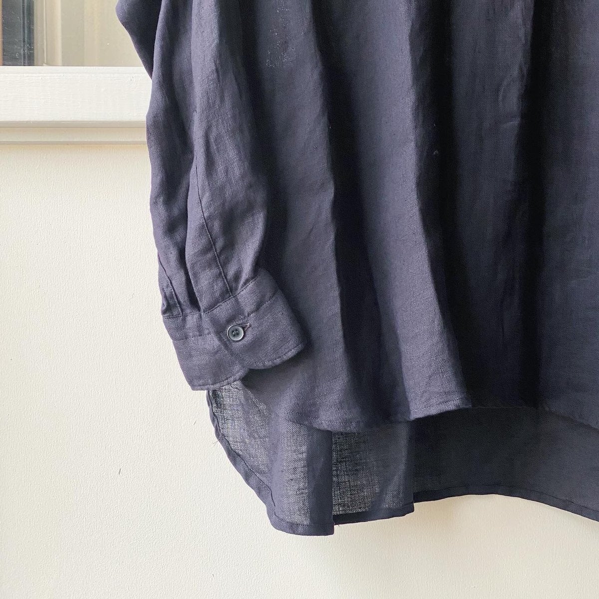 COMOLI リネンツイル プルオーバーシャツ | Less Higashikawa