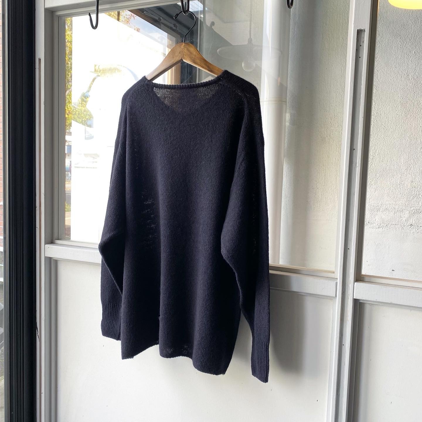 COMOLI カシミヤ製品染 Vネックニット | Less Higashikawa