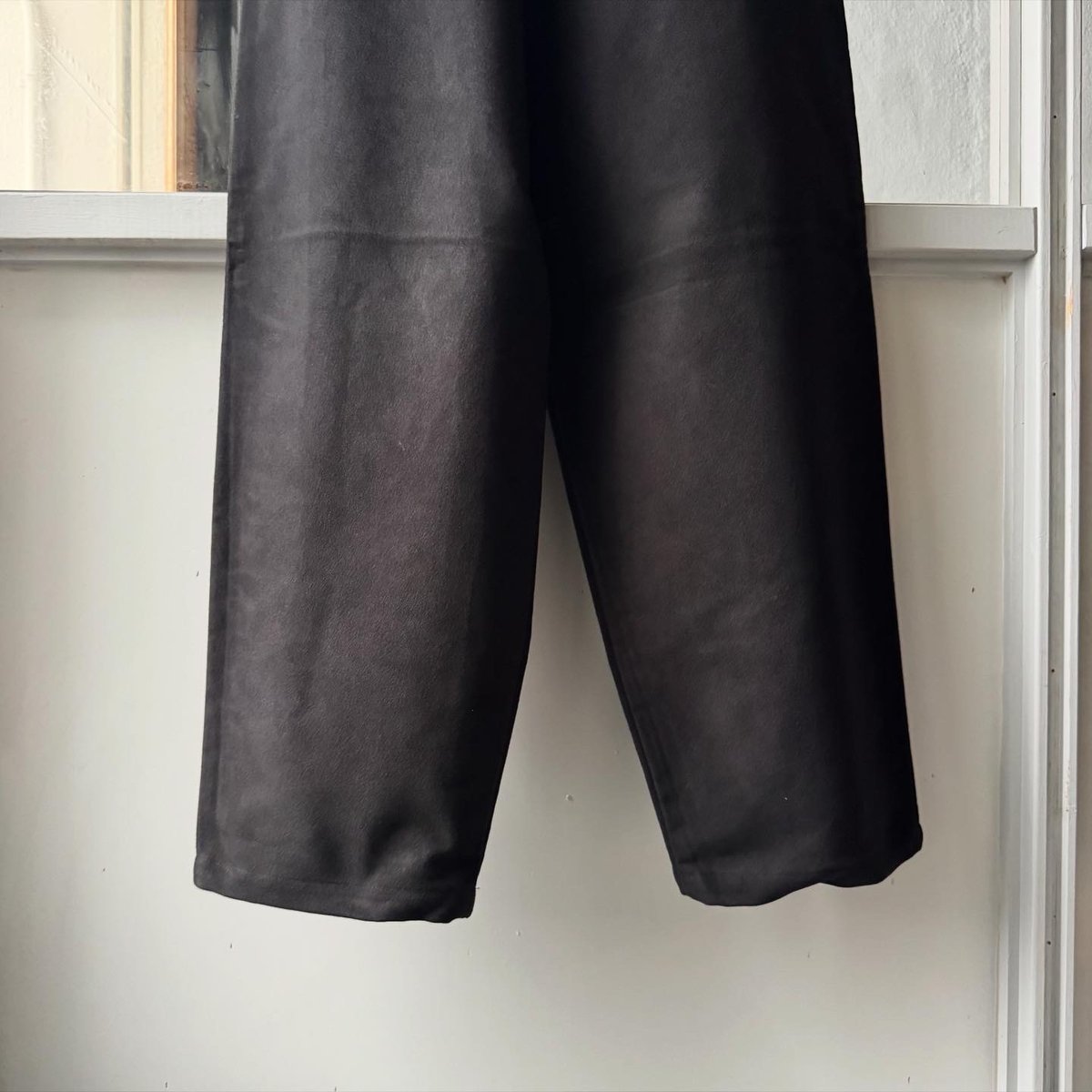 COMOLI モールスキン ドローストリングパンツ | Less Higashikawa