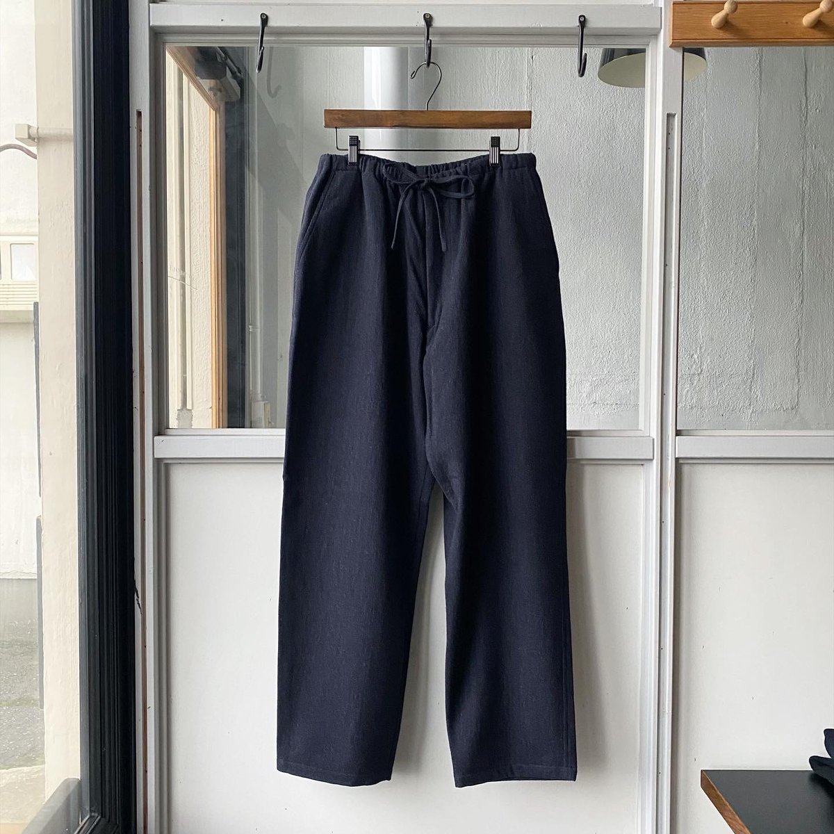 COMOLI 強縮ウールドローストリングパンツ pin head