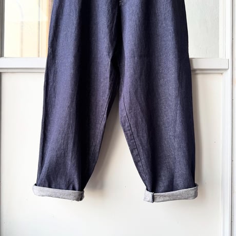 COMOLI　ネイビーデニム テーパードパンツ