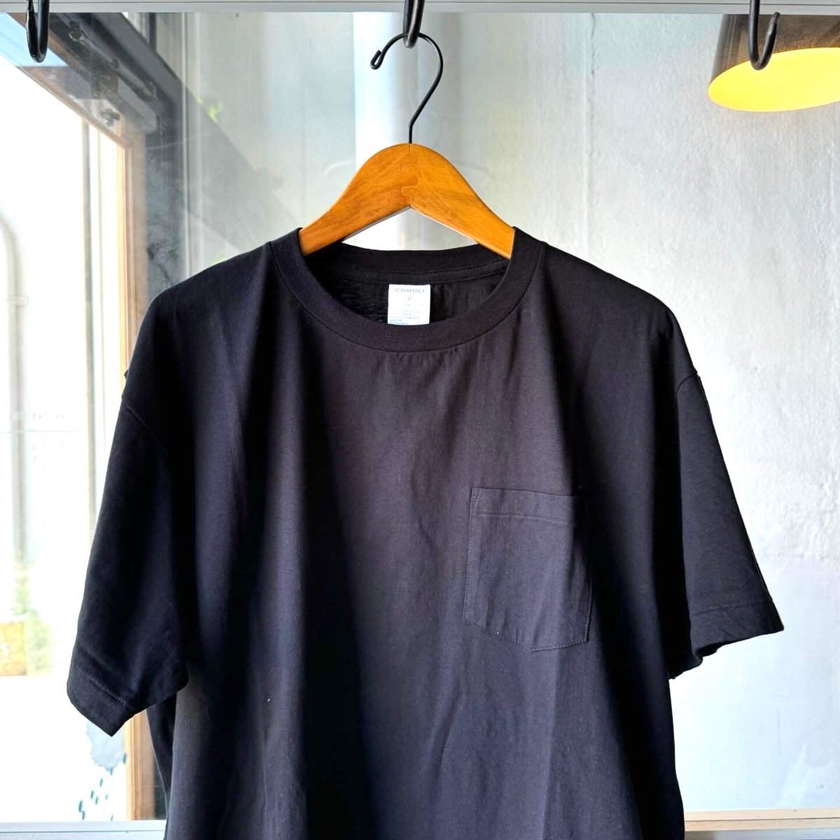 COMOLI サープラス Tシャツ | Less Higashikawa