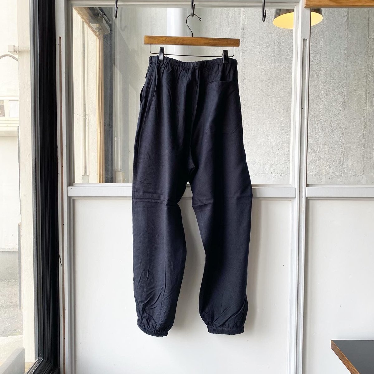 COMOLI シルクネル ドローストリングパンツ | Less Higashikawa COMOLI シルクネル ドローストリングパンツ | Less Higashikawa