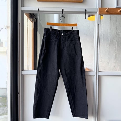 COMOLI　ブラックデニム テーパードパンツ