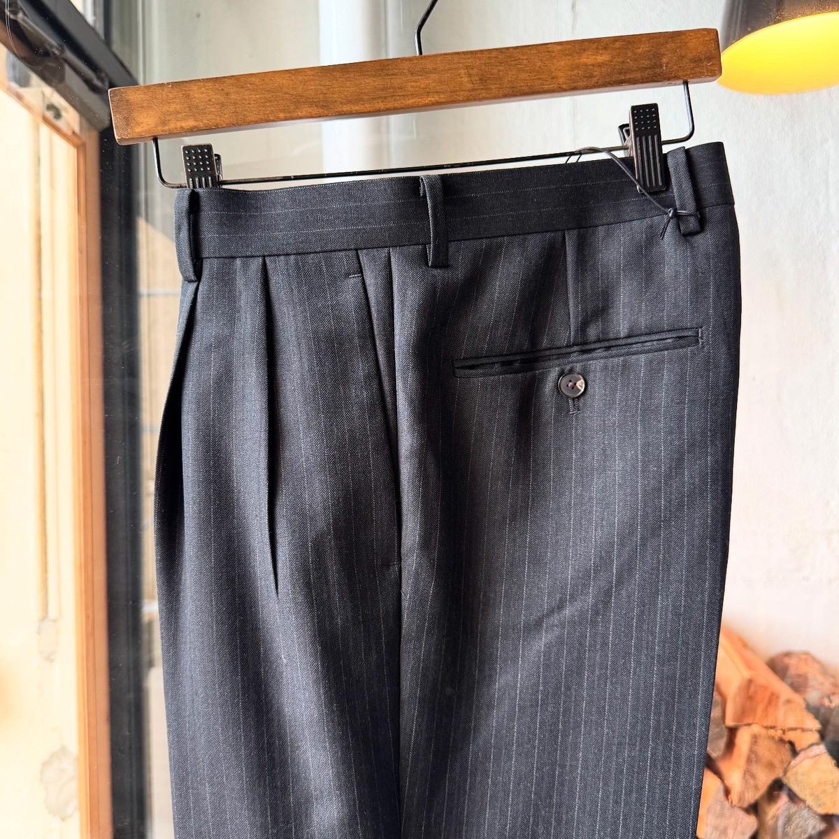AURALEE BLUEFACED WOOL TWO-TUCK SLACKS | Less