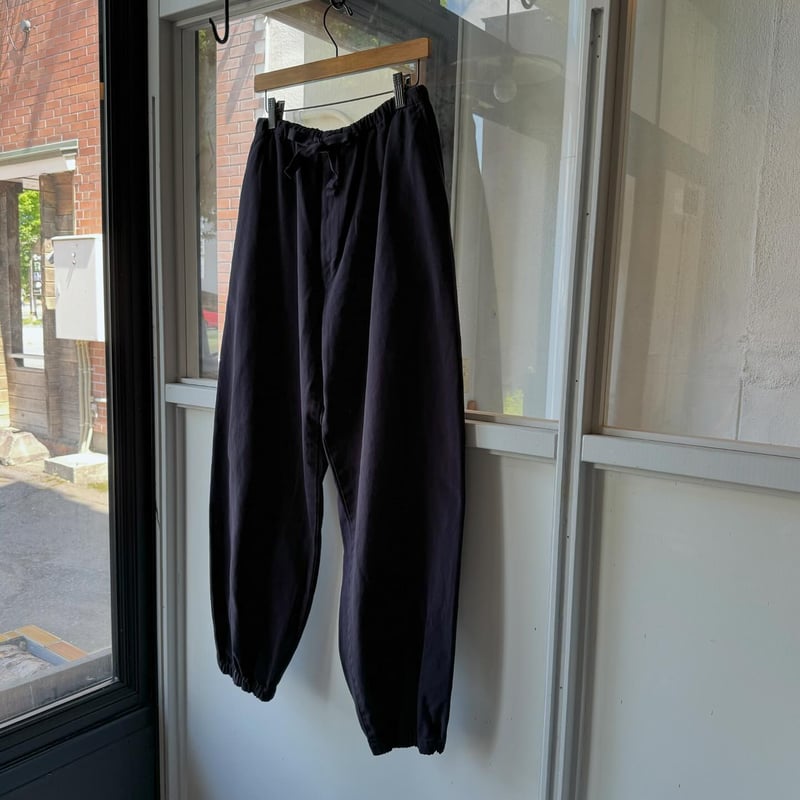 COMOLI 製品染 ドローストリングパンツ | Less Higashikawa COMOLI 製品染 ドローストリングパンツ | Less Higashikawa