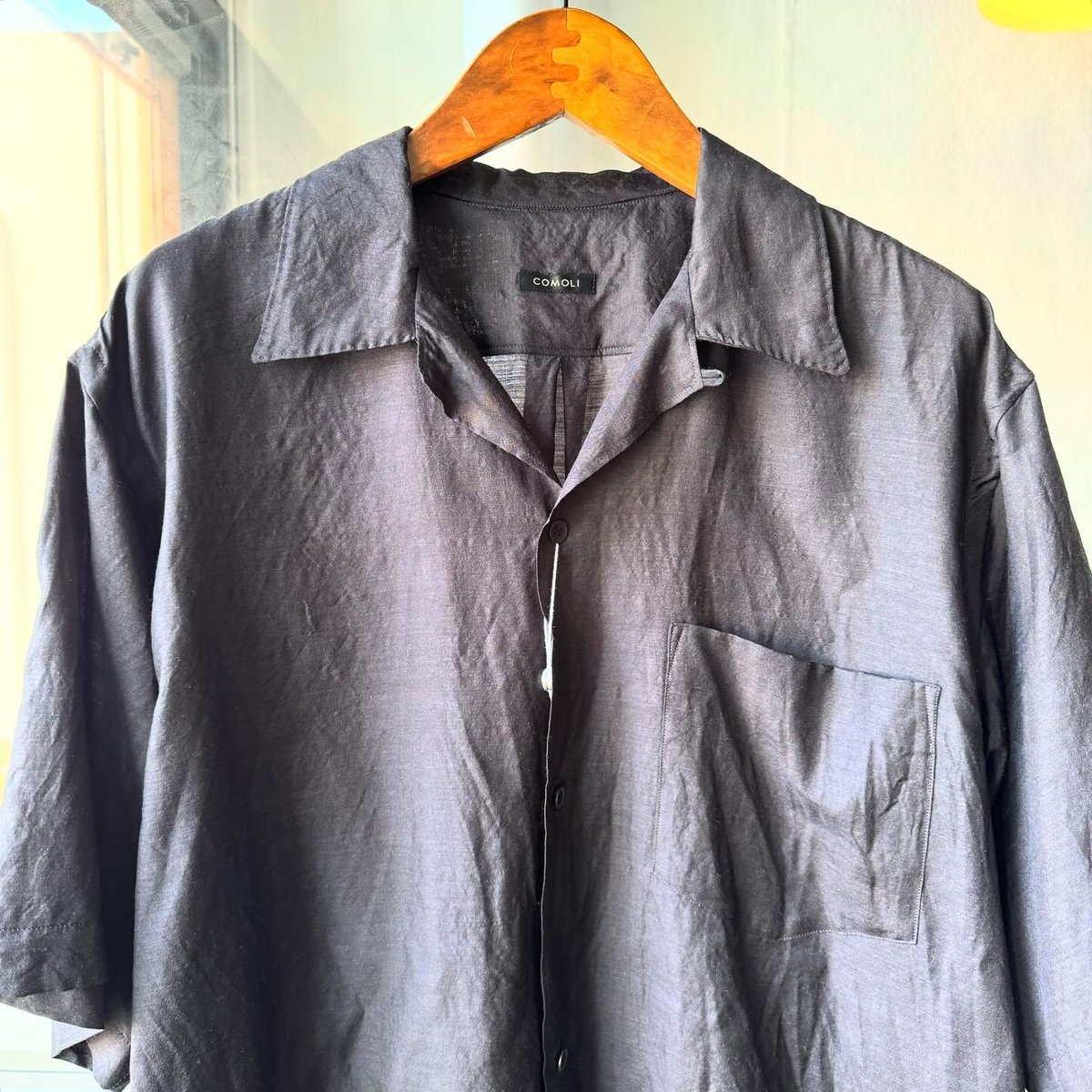 COMOLI ウールシルク 半袖オープンカラーシャツ | Less Higashikawa COMOLI ウールシルク 半袖オープンカラーシャツ | Less Higashikawa
