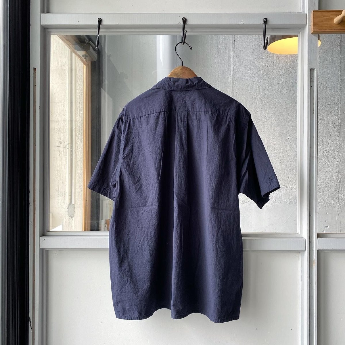 COMOLI タイプライター オープンカラーシャツ | Less Higashikawa