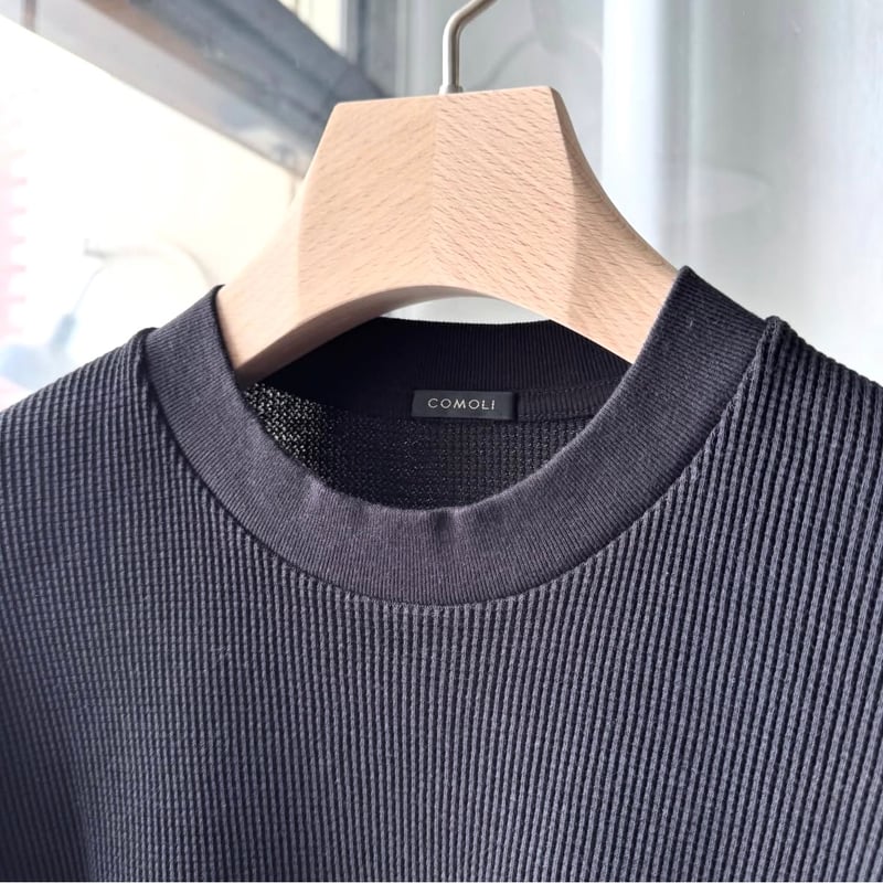COMOLI コットンワッフル 長袖Tシャツ | Less Higashikawa