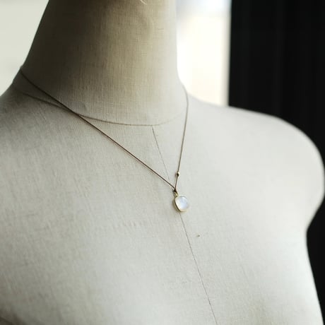Margaret Solow 　 Enclosed Large Cabochon Square Rainbow Moonstone Necklace 18K