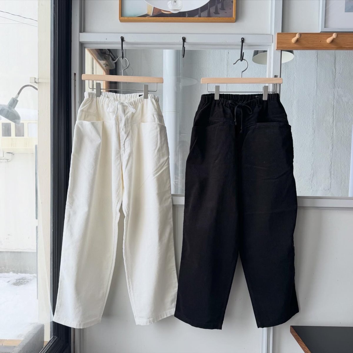 COMOLI コーデュロイ ドローストリングパンツ | Less Higashikawa