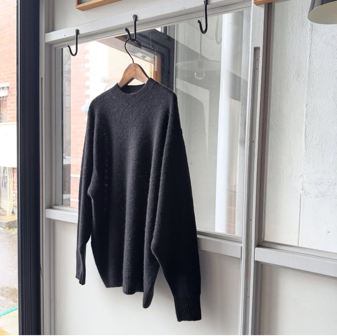 COMOLI カシミヤ製品染 クルーネックニット | Less Higashikawa
