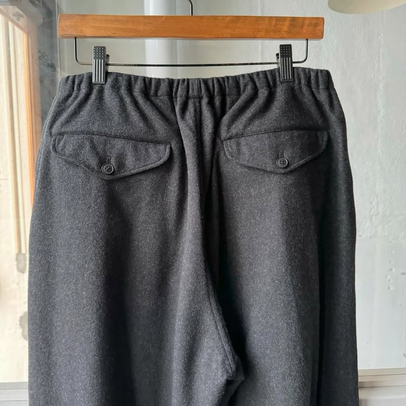 COMOLI カシミヤ ドローストリングパンツ | Less Higashikawa