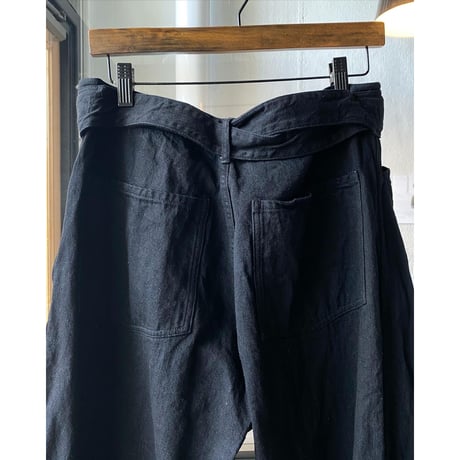 COMOLI 　デニム ベルテッドパンツ
