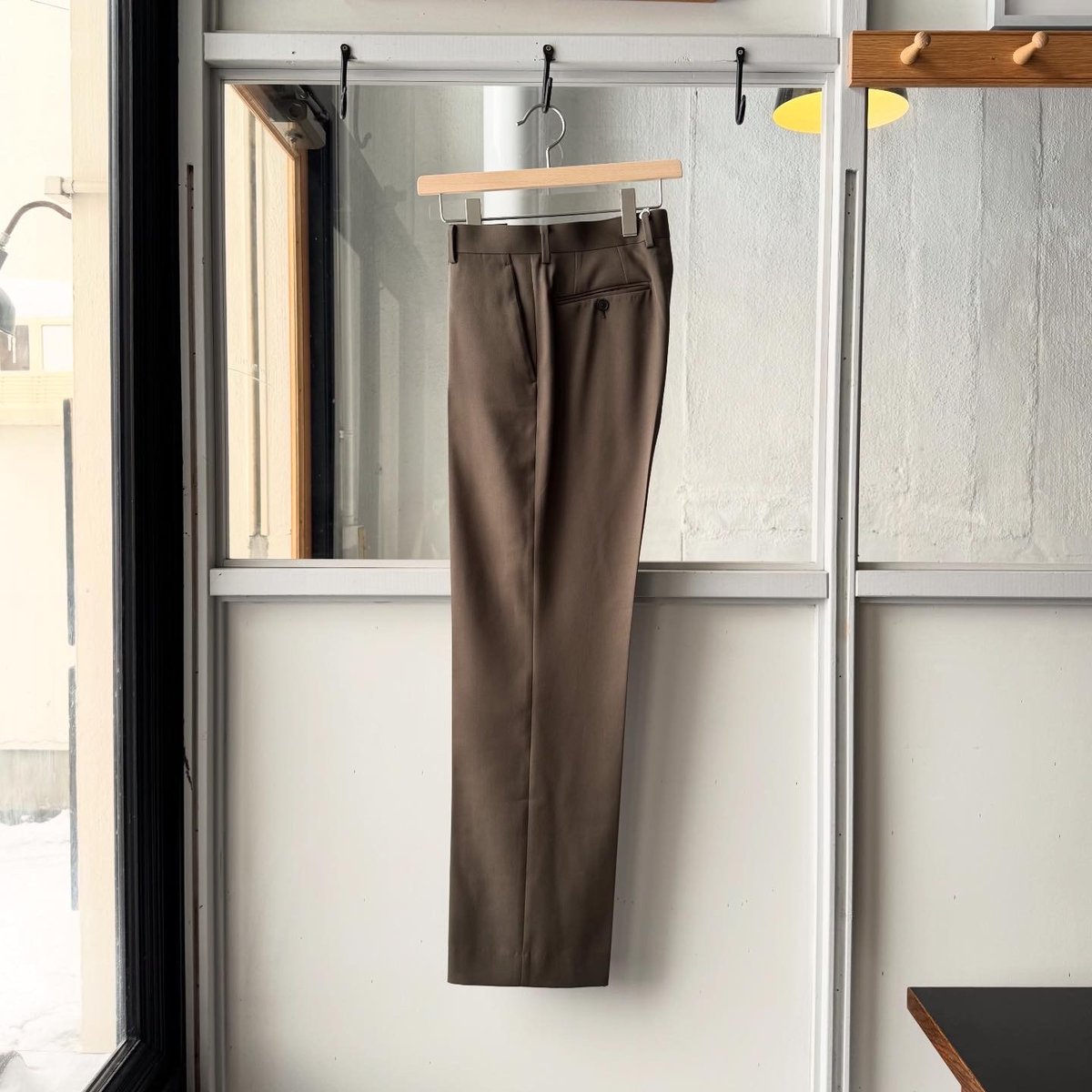 AURALEE ウールスラックス サイズ4 クリーム AURALEE LIGHT WOOL MAX GABARDINE SLACKS | Less