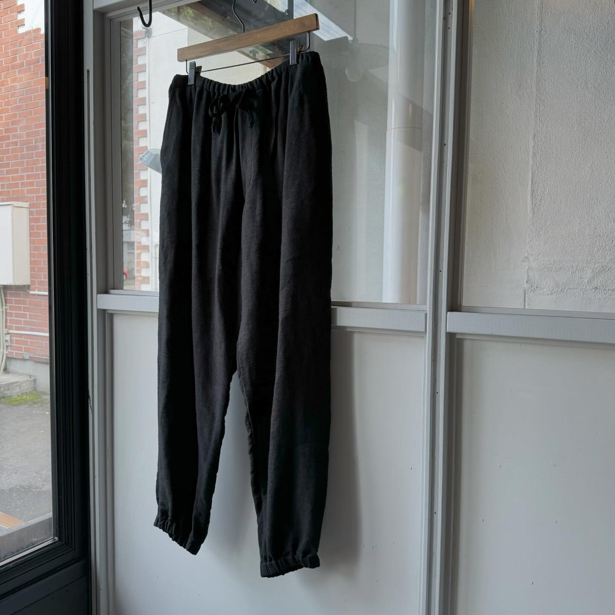 comoli リネンウールパンツ COMOLI リネンWクロス ドローストリングパンツ | Less Higashikawa