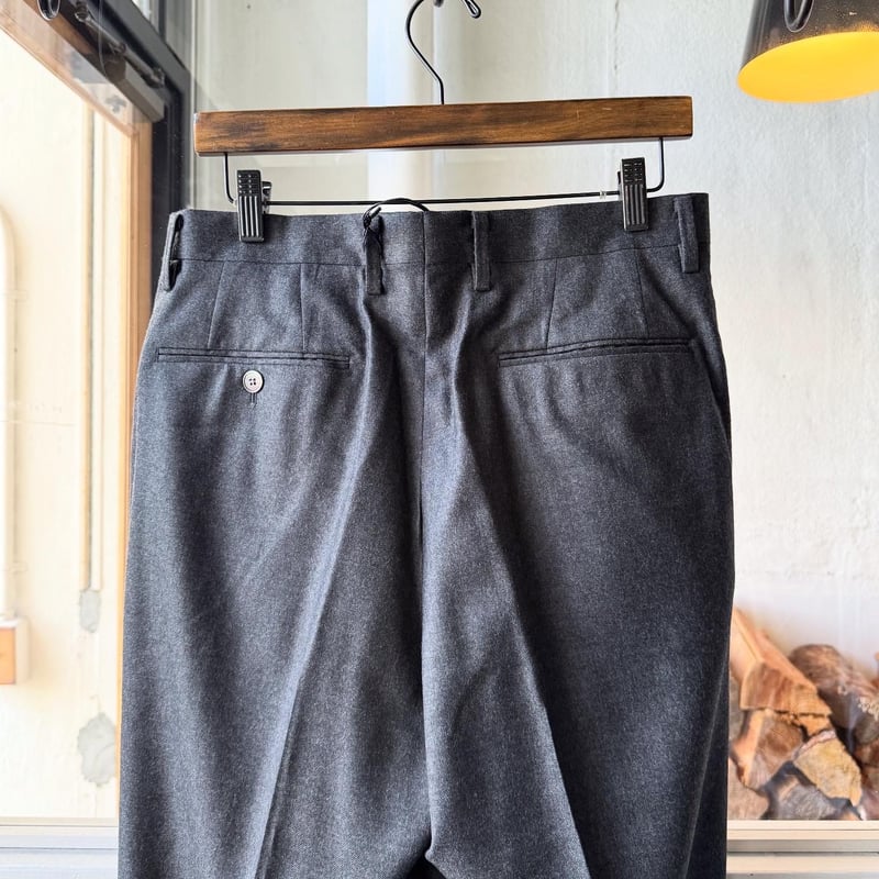 AURALEE SUPER LIGHT WOOL TWO-TUCK SLACKS | Less