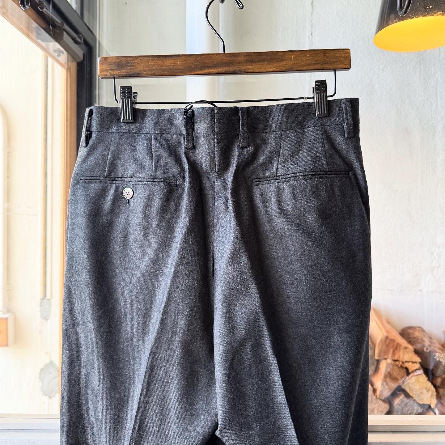 AURALEE SUPER LIGHT WOOL TWO-TUCK SLACKS | Less