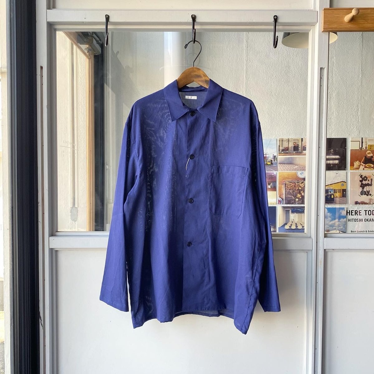 COMOLI 空紡オックスシャツジャケット ブルー DSC_0913_600x.jpg?v=1722333971
