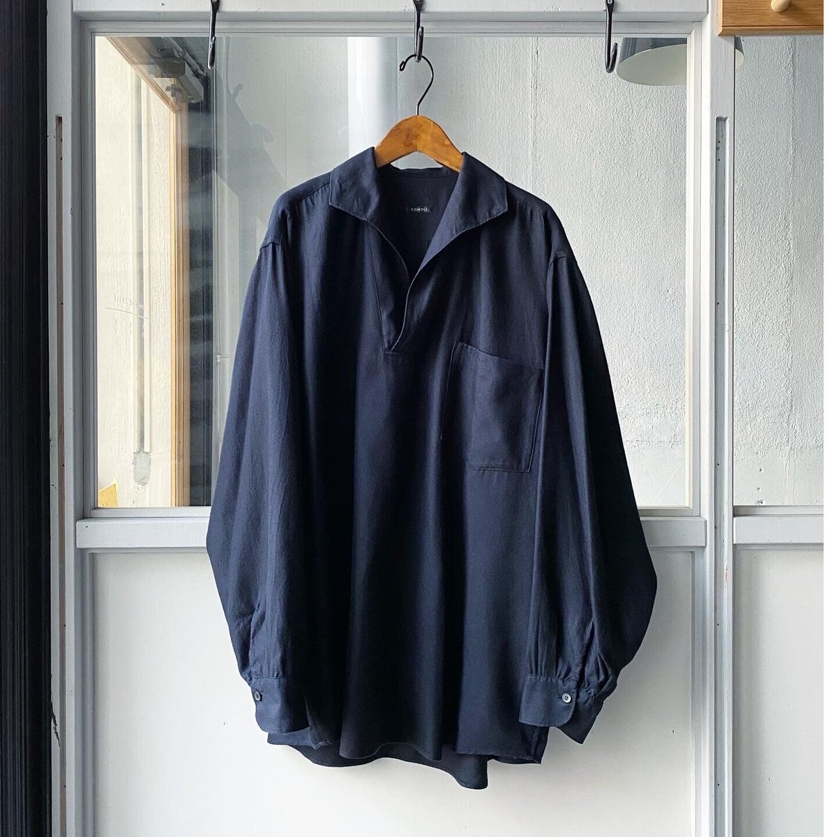 COMOLI シルクネル スキッパーシャツ | Less Higashikawa COMOLI シルクネル スキッパーシャツ | Less Higashikawa