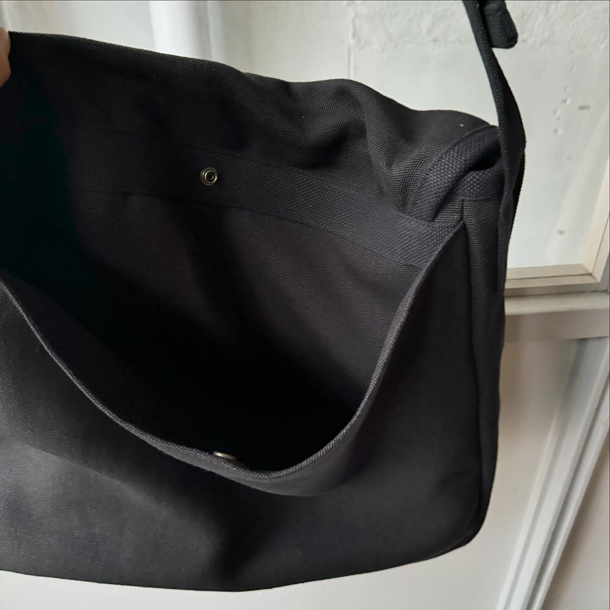 COMOLI ヘンプダック ショルダーバッグ | Less Higashikawa