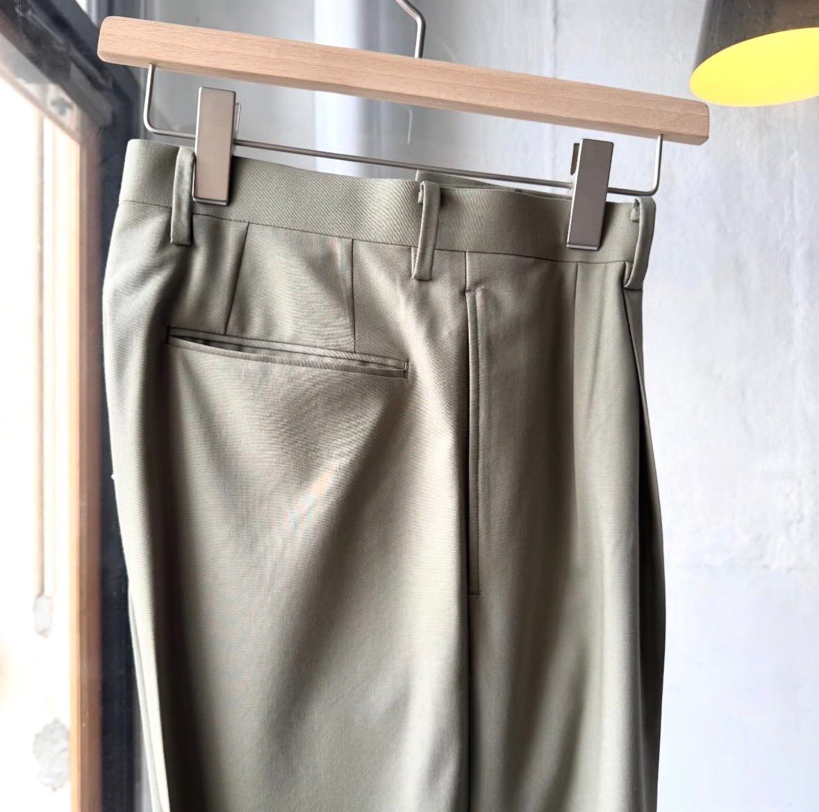 AURALEE ULTRA FINE TROPICAL WOOL TWO-TUCK SLACK