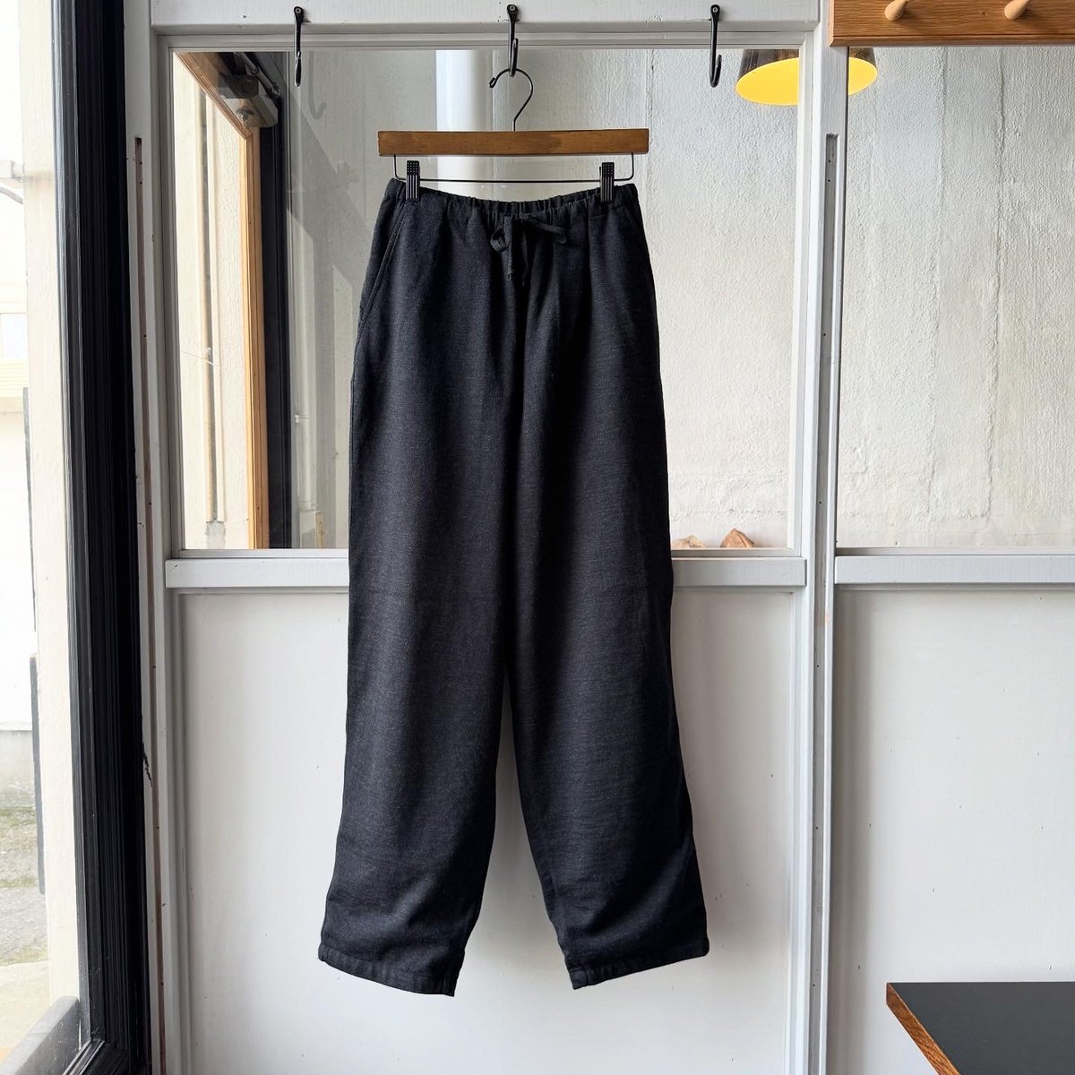 COMOLI ウール×リネン ネイビーテーパードパンツ サイズ3 COMOLI ウール ニット テーパードパンツ | Less Higashikawa