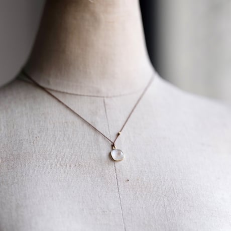 Margaret Solow 　 Enclosed Large Cabochon Square Rainbow Moonstone Necklace 18K