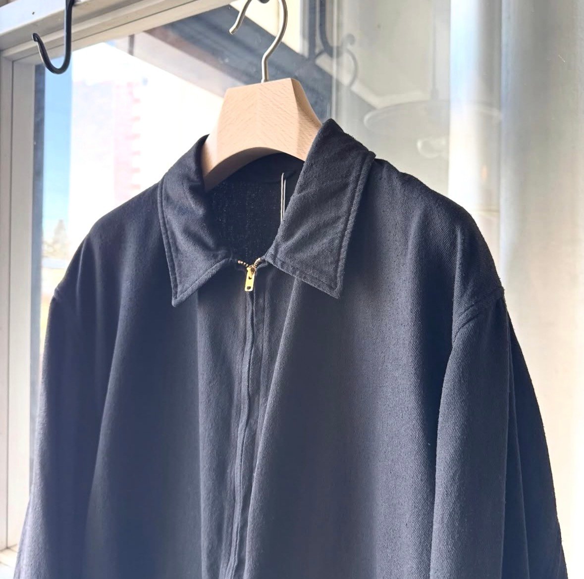 COMOLI シルクネップ ジップショートジャケット | Less Higashikawa