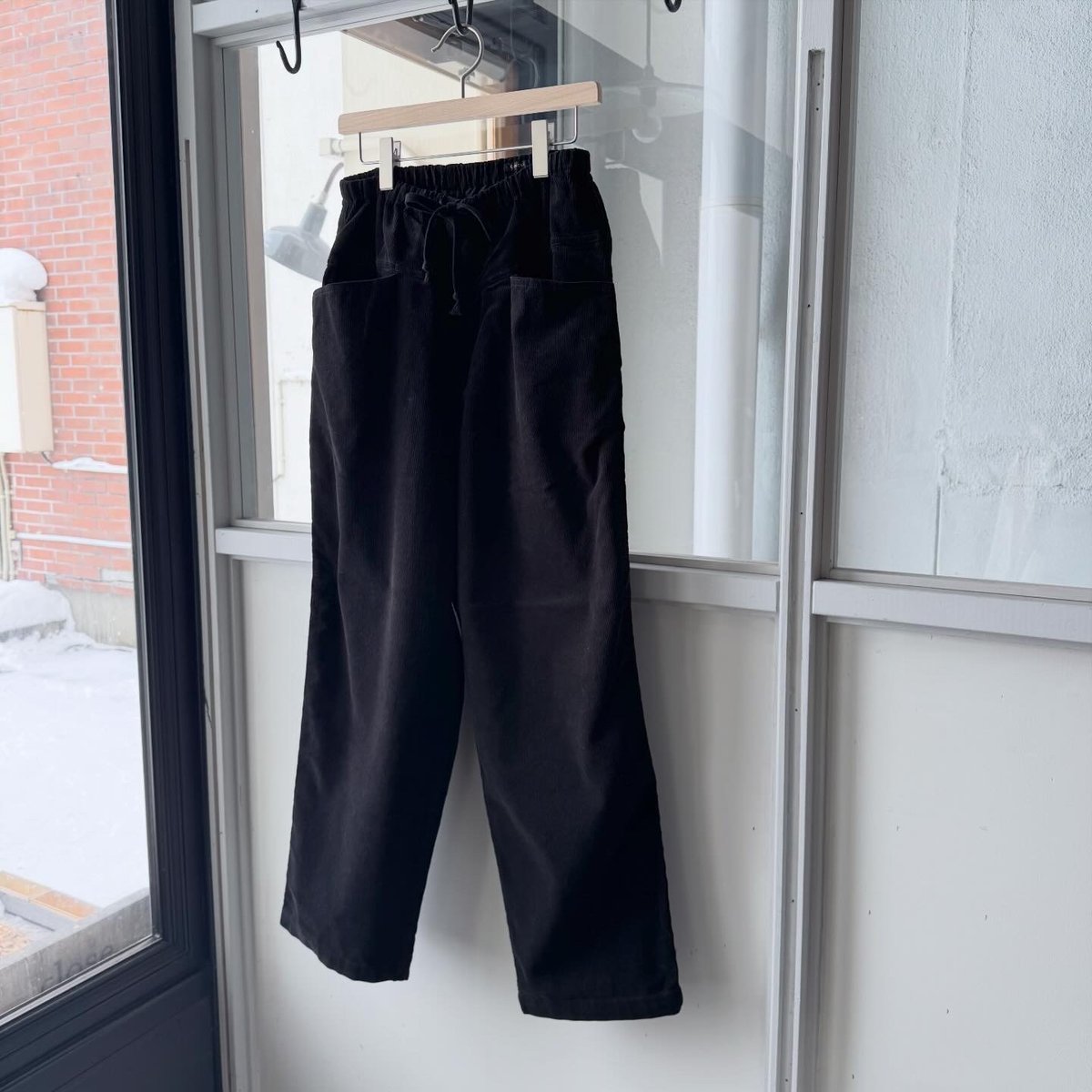 COMOLI コーデュロイ ドローストリングパンツ | Less Higashikawa