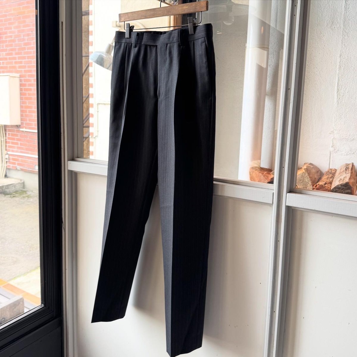 AURALEE BLUEFACED WOOL TWO-TUCK SLACKS | Less
