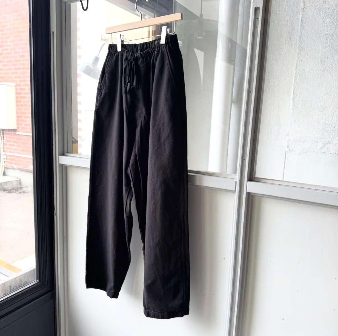 COMOLI コットンダックス テーパードパンツ | Less Higashikawa