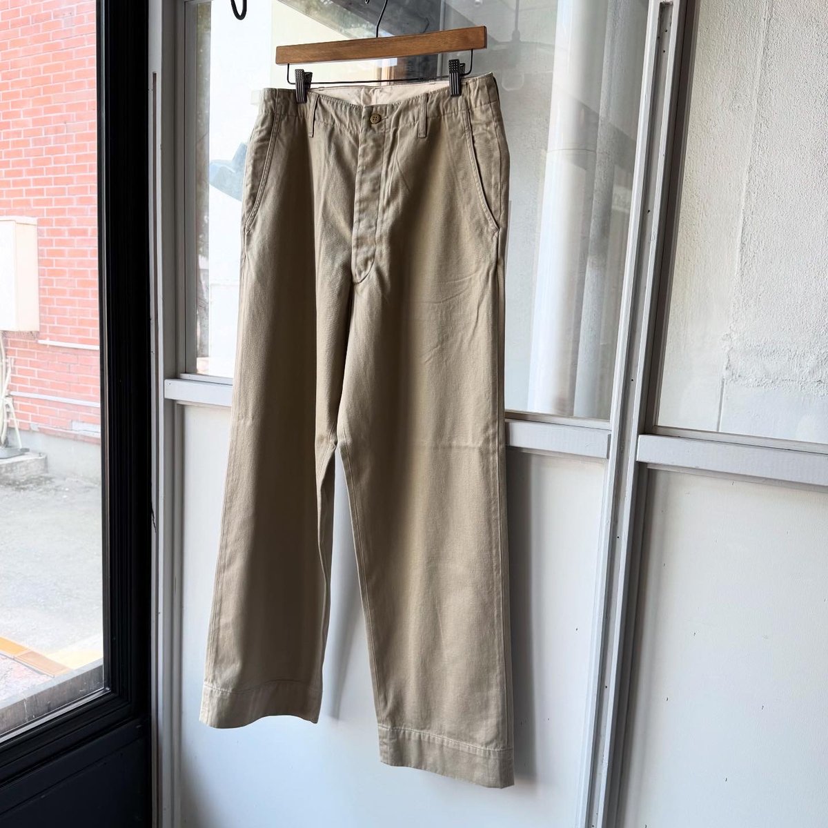 COMOLI KHAKI チノパンツ | Less Higashikawa