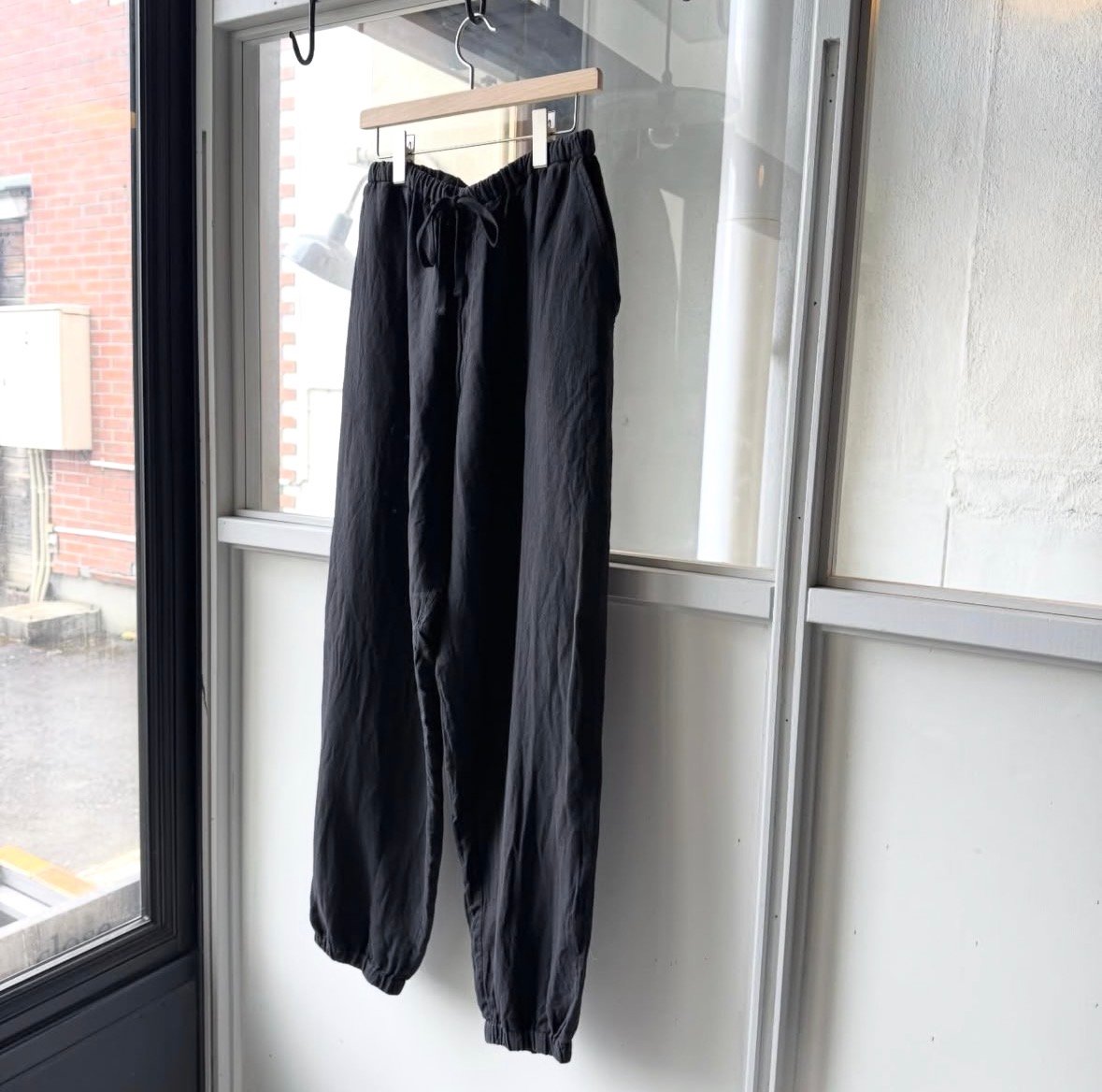 COMOLI シルクコットン ドローストリングパンツ | Less Higashikawa