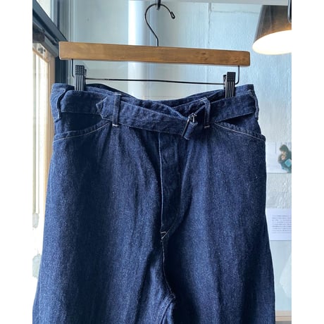 COMOLI 　デニム ベルテッドパンツ