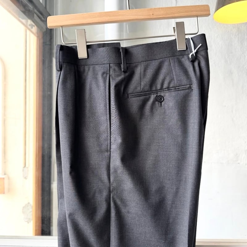 AURALEE ULTRA FINE TROPICAL WOOL TWO-TUCK SLACK