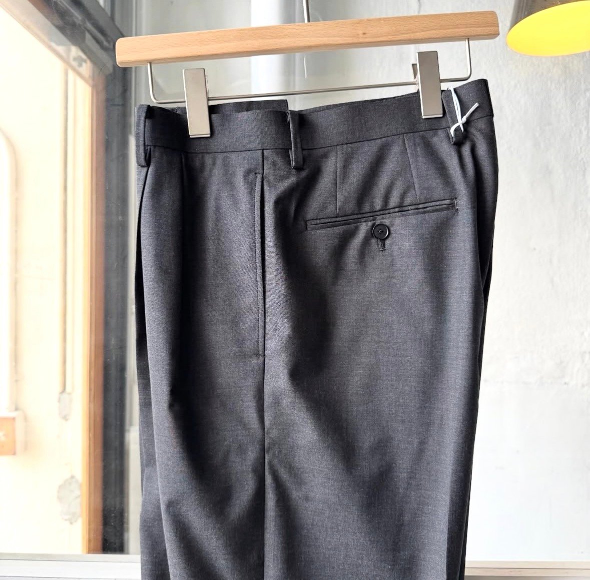 AURALEE ULTRA FINE TROPICAL WOOL TWO-TUCK SLACK