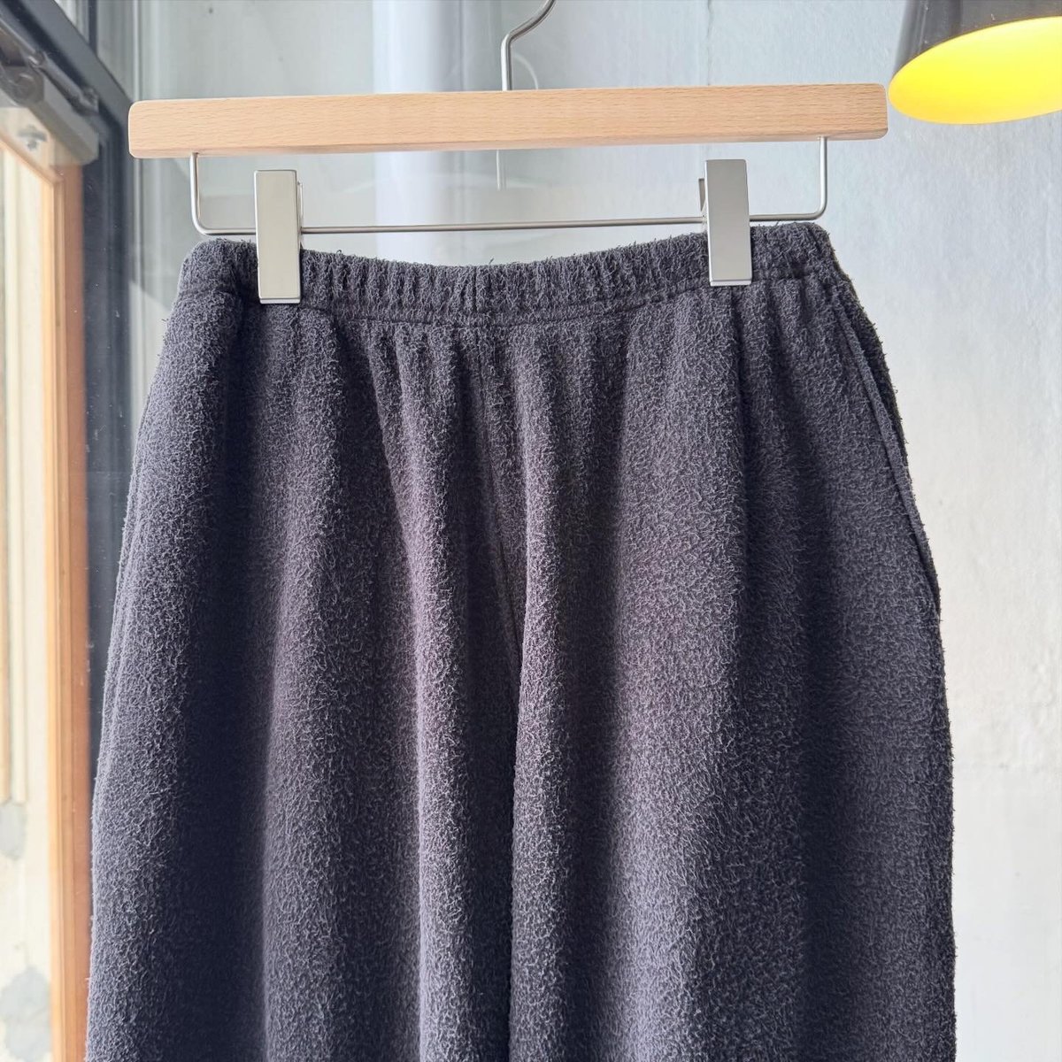 COMOLI フリース ドローストリングパンツ | Less Higashikawa
