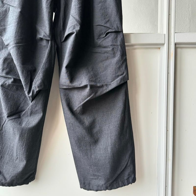 COMOLI ウール ニータックパンツ | Less Higashikawa COMOLI ウール ニータックパンツ | Less Higashikawa
