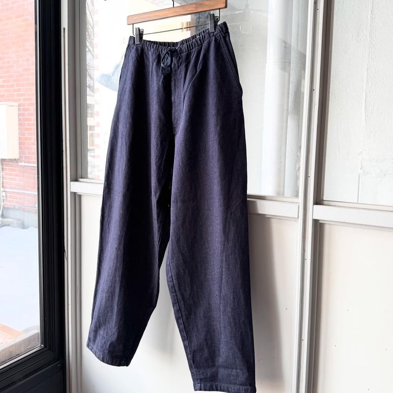 COMOLI ネイビーデニム テーパードパンツ | Less Higashikawa