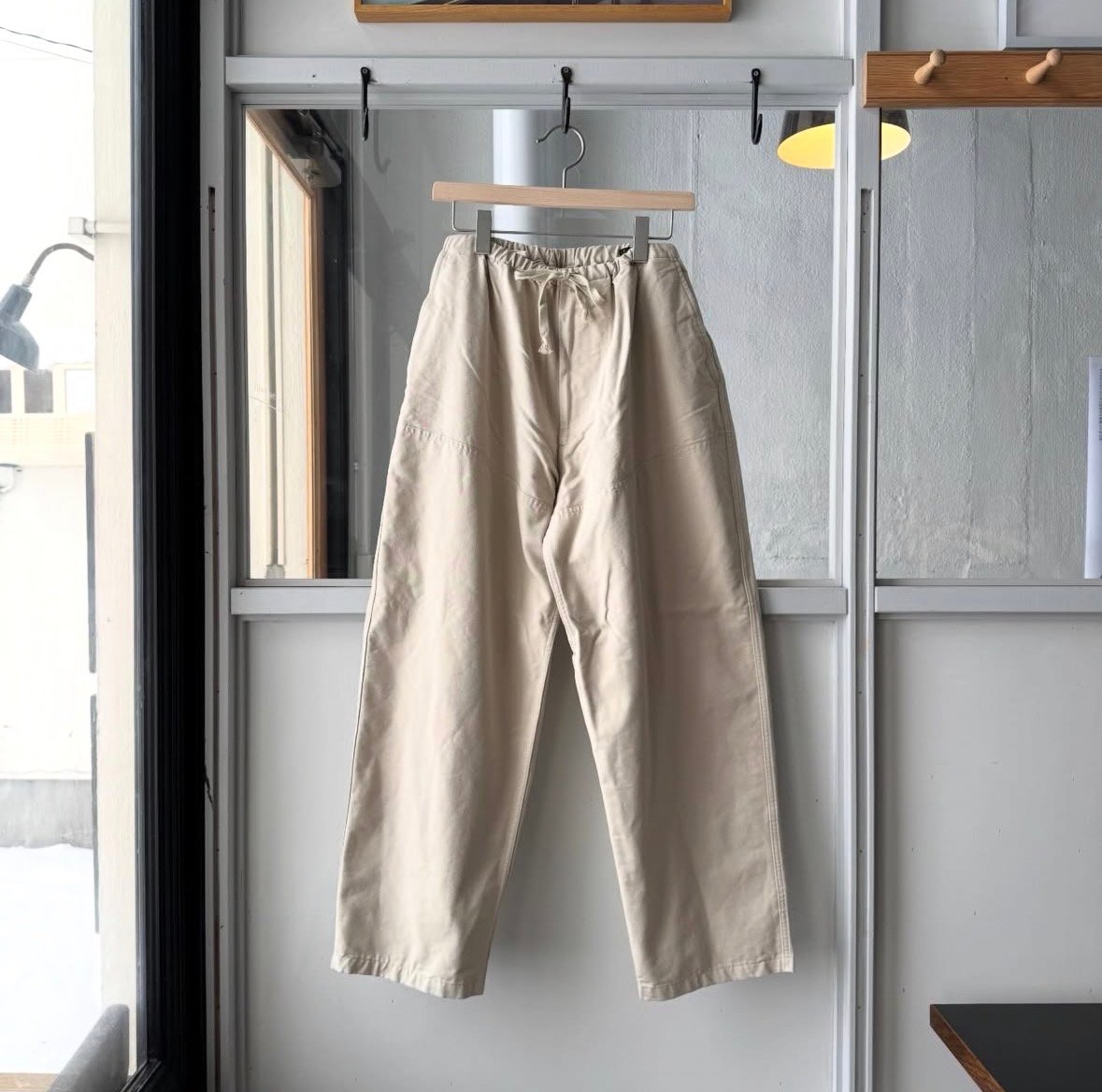 COMOLI ポストワークツイル ハンティングパンツ | Less Higashikawa