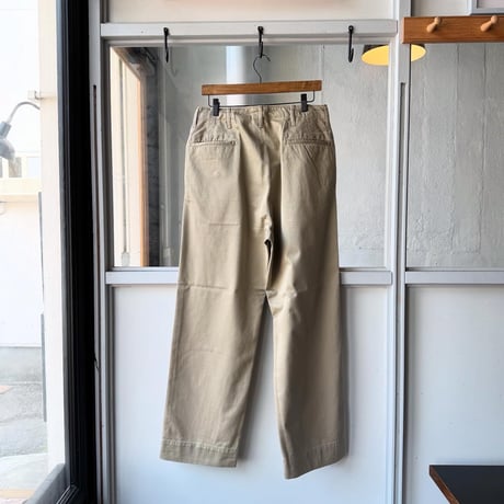 COMOLI　KHAKI チノパンツ