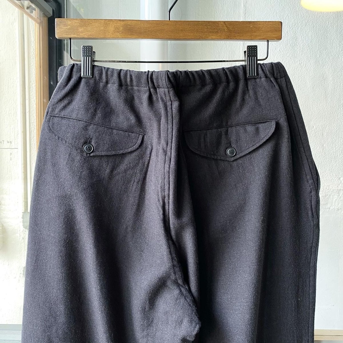 COMOLI ウールビエラ ドローストリングパンツ | Less Higashikawa COMOLI ウールビエラ ドローストリングパンツ | Less Higashikawa