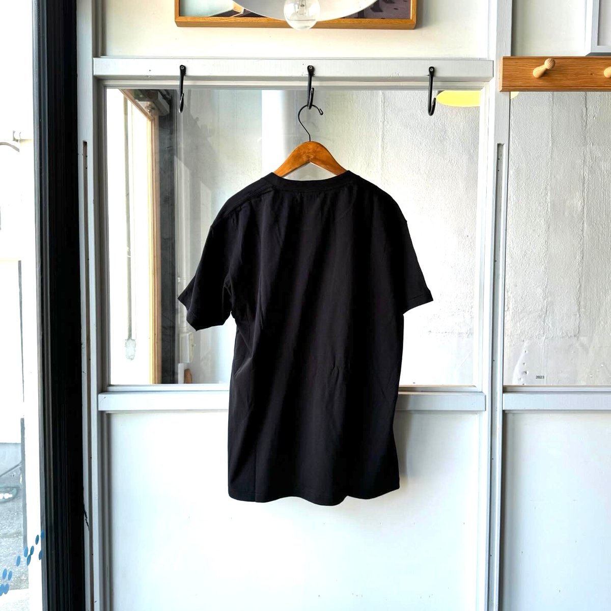 COMOLI サープラス Tシャツ | Less Higashikawa