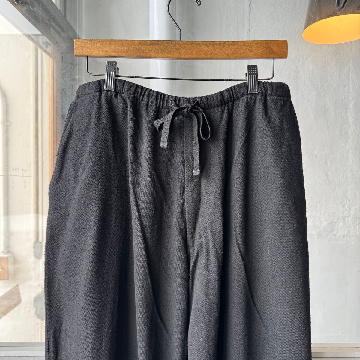 COMOLI シルクネップ ドローストリングパンツ | Less Higashikawa COMOLI シルクネップ ドローストリングパンツ | Less Higashikawa