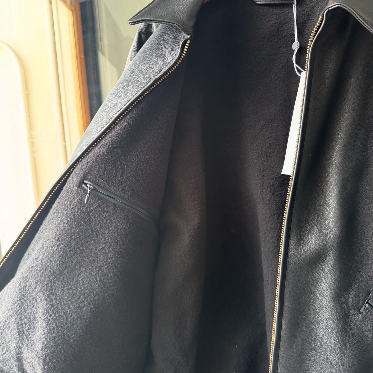 COMOLI カーフスキン ジップショートジャケット | Less Higashikawa